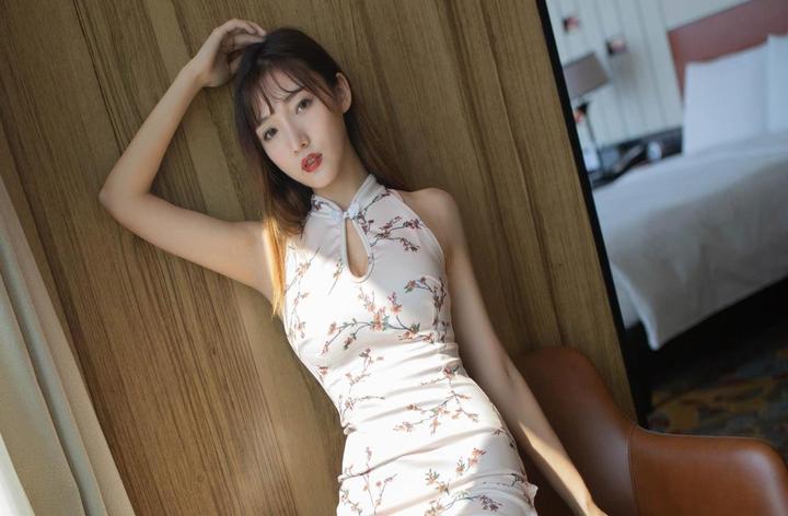 美女抓球球游戏互动场景